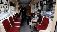 V prostředním článku nových souprav jsou sedačky po stranách vozu, podobně jako je tomu v metru.