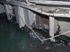 Poškozená loď po střetu s japonskými velrybáři