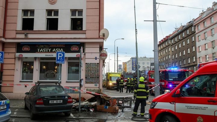 Kvůli požáru v domě na pražském Žižkově museli hasiči evakuovat přes čtyřicet lidí