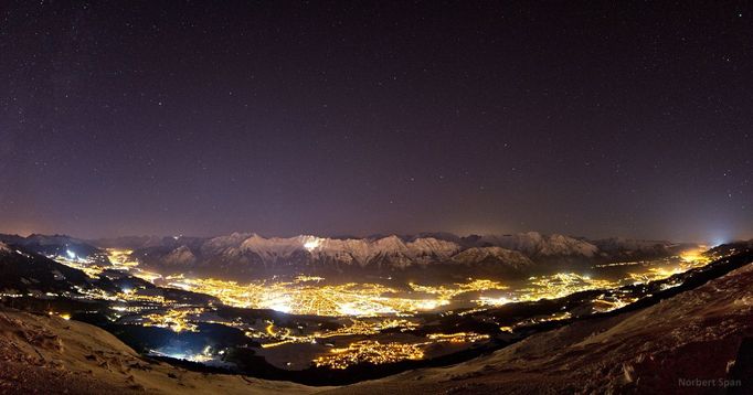 1. místo v kategorii „Against the Lights“: Norbert Span z Rakouska s fotografií „Star above Innsbruck“.