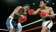 1. ŘÍJNA 1975 – MUHAMMAD ALI VS. JOE FRAZIER – RTD 14. KOLO: Už jejich dvě předchozí setkání v ringu stála za to, poslední, třetí, bylo ale nejbrutálnější. V obrovském horku a vlhkosti filipínského rána v Manile se do sebe zaklesli muži, kteří se skutečně nenáviděli. Po čtrnácti kolech byl fyzicky zničenější Ali, slepý Frazier zase rozbitější. Duel ukončil jeho roh, pokud by ale tak neučinil, vyhrál by. Ali totiž ve stejnou dobu svému trenérovi Angelu Dundeemu říkal, že nechce pokračovat.