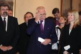 Z pódia Míčovny Pražského hradu zní z úst kancléře Weigla: "Pan prezident měl zase pravdu." Václav Klaus se rdí.