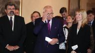 Z pódia Míčovny Pražského hradu zní z úst kancléře Weigla: "Pan prezident měl zase pravdu." Václav Klaus se rdí.