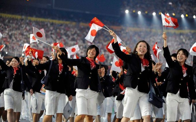 Na plochu stadionu nastupují sportovci z Japonska.