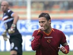 Itálii to zatím v kvalifikaci drhne. Ostostřelec Totti však zatím o reprezentaci nechce ani slyšet. Alespoň do příští sezony.
