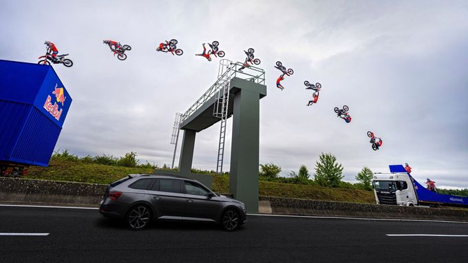 Riskantní skok Luca Ackermanna z kamionu na kamion