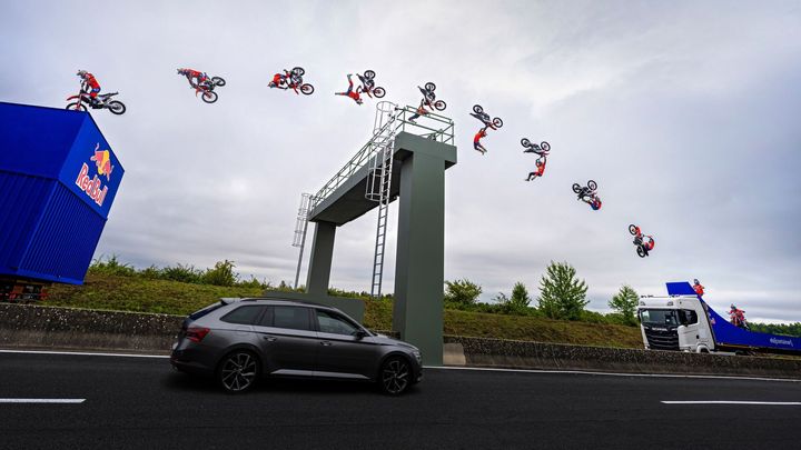 Scéna jako z akčního filmu. Motocyklista přeskočil mýtnou bránu z jedoucího kamionu; Zdroj foto: Joerg Mitter / Red Bull Content Pool