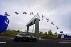 Scéna jako z akčního filmu. Motocyklista přeskočil mýtnou bránu z jedoucího kamionu