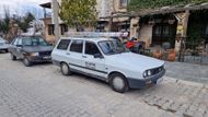 Až do roku 2000 se v turecké Burse vyráběl také Renault 12, respektive jeho lokální a značně upravená verze. Zajímavé tak je, že pohrobek R12 v Rumunsku přežil ten turecký skutečně jen o pár let. Od roku 1989 se turecká R12 prodávala jako Renault Toros jako sedan i kombi. Na fotce vidíte jednu z posledních verzí vozu.