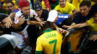 Šťastný Lucas se o svoji radost rozdělil s nadšenými brazilskými fanoušky.