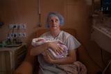 Pětatřicetiletá Katja Buravcová se synem Iljou. Narodil se v pokrovské nemocnici předčasně v sedmém měsíci těhotenství.