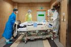 Příjem nových pacientů v těžkém stavu při onemocnění covid-19. Následující záběry byly pořízeny na jednotce intenzivní péče ve Fakultní nemocnici Královské Vinohrady na konci listopadu 2021.