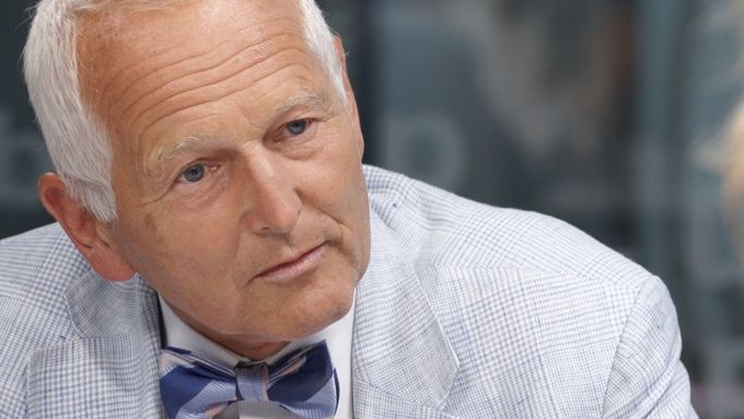 Jan Pirk se k iniciativě Lékošmejdi.cz rozhodl poté, co falešný prodejce z Panenských ostrovů zneužil jeho fotografii a připojil k ní smyšlený rozhovor, v němž doporučoval nabízený "zázračný" lék.