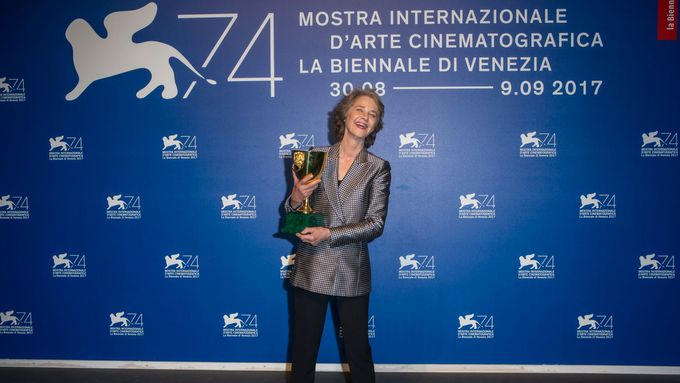 Britská herečka Charlotte Ramplingová na 74. Mezinárodním filmovém festivalu v Benátkách.