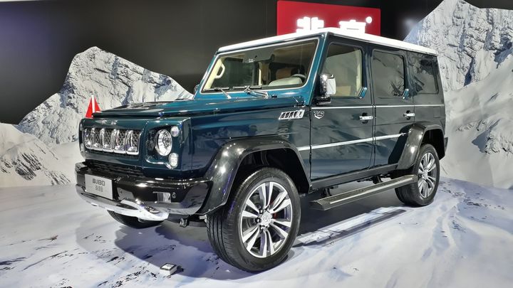 Kopie světových aut, divoké barvy a vojenské bizarnosti. I to je šanghajský autosalon