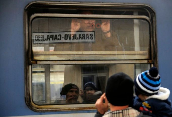 Muž se synem se dívají na vlak, který do Sarajeva přijel z Bělehradu. Po osmnácti letech.