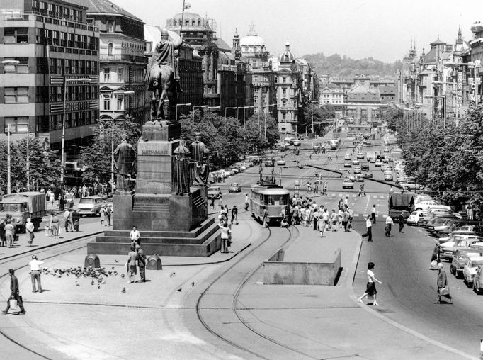 Historická fotografie zachycující provoz tramvajové linky na Václavském náměstí, která zde byla v provozu mezi lety 1884-1980.