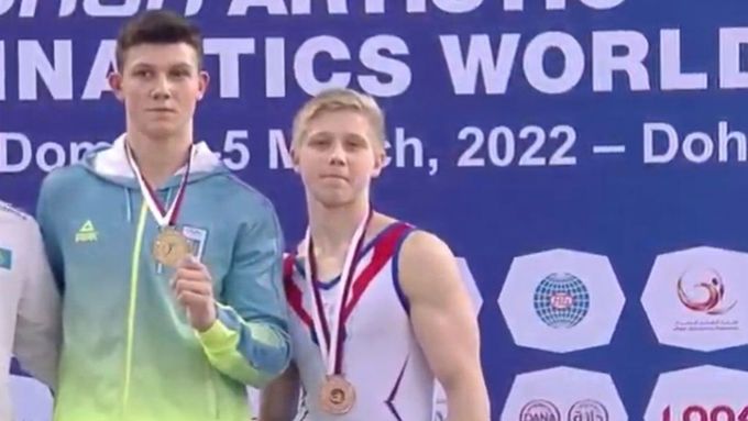 Rus Ivan Kuljak (vpravo) si na stupních vítězů stoupl vedle vítězného Ukrajince Ilji Kovtuna s písmenem "Z" na dresu...
