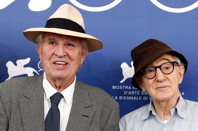 Kameraman Vittorio Storaro a režisér Woody Allen na benátském festivalu.