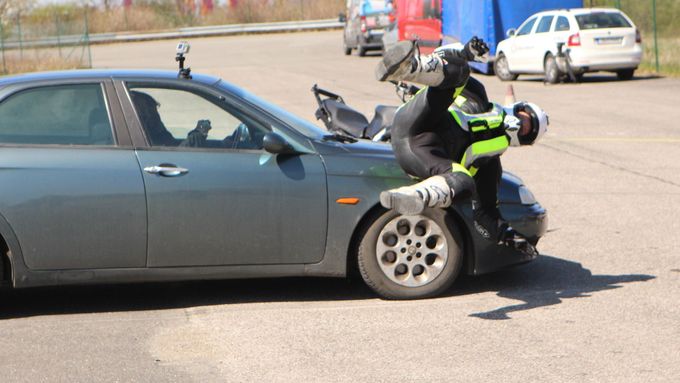 Střet s autem, které vjede motocyklistovi do jízdní dráhy, je velmi častý typ nehody.