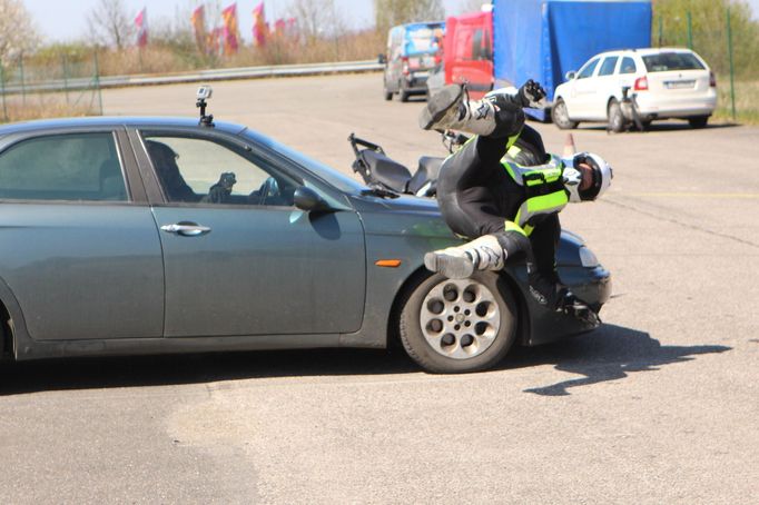 Střet s autem, které vjede motocyklistovi do jízdní dráhy, je velmi častý typ nehody.