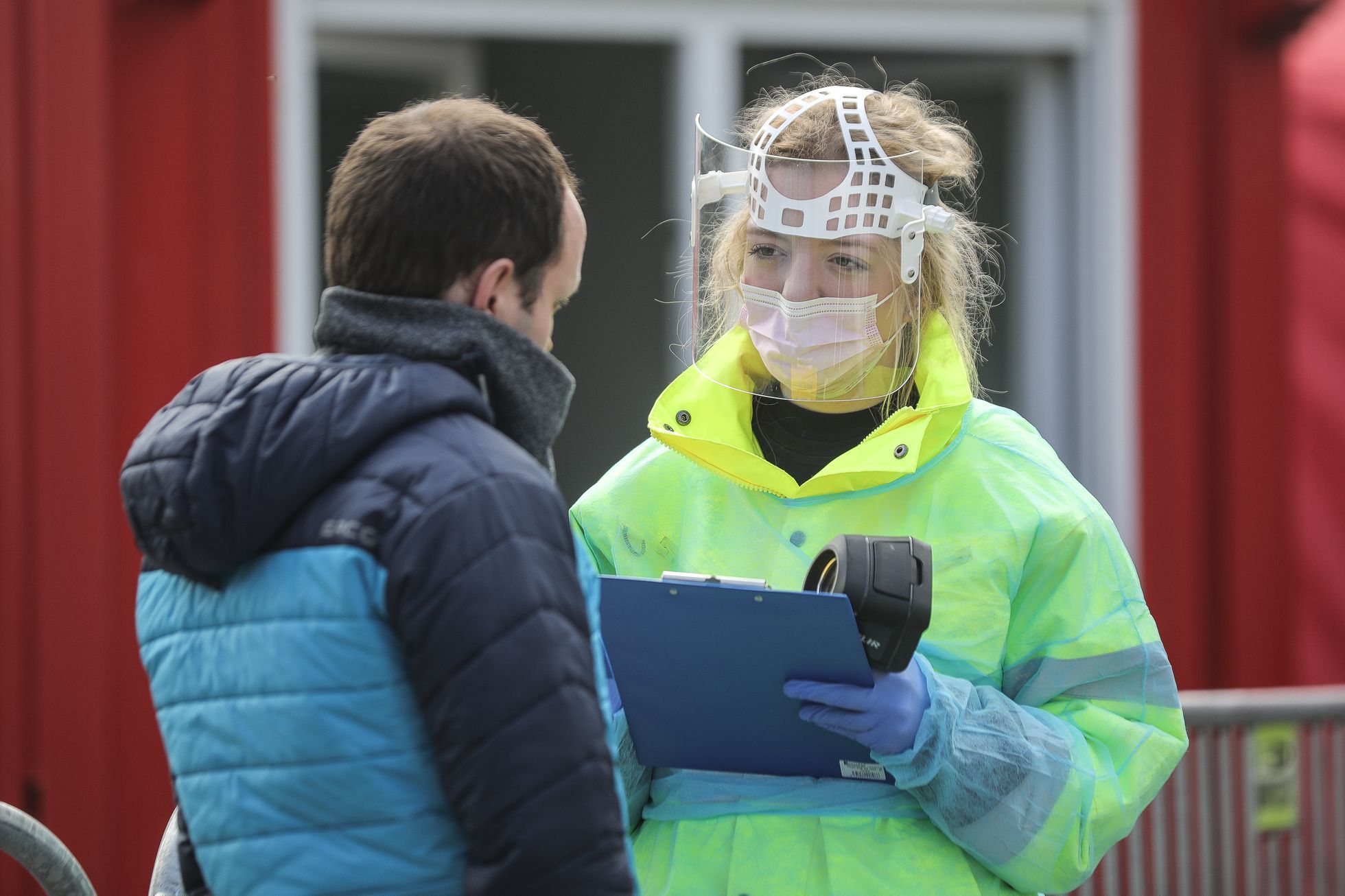 Koronavirus, COVID - Uzavřená Nemocnice Liberec, checkpoint, drive-in kontrola, medik, zdravotník
