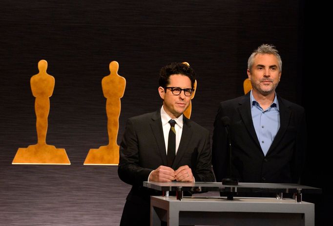 Oscarové nominace vyhlašovali režiséři JJ Abrams a Alfonso Cuaron.