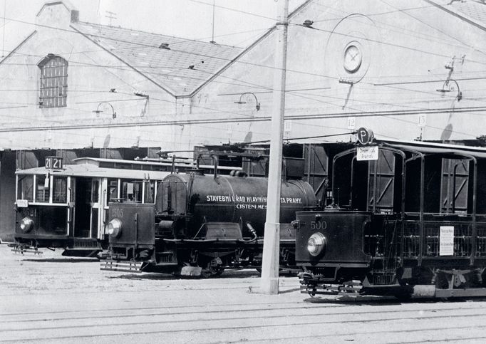 Kropící vůz (uprostřed) v roce 1927