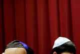 Jihokorejští židé se modlí za život izraelského premiéra Ariela Šarona. 6. leden 2005