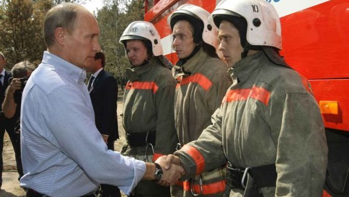 Vladimir Putin se zdraví s hasiči u Voroněže.