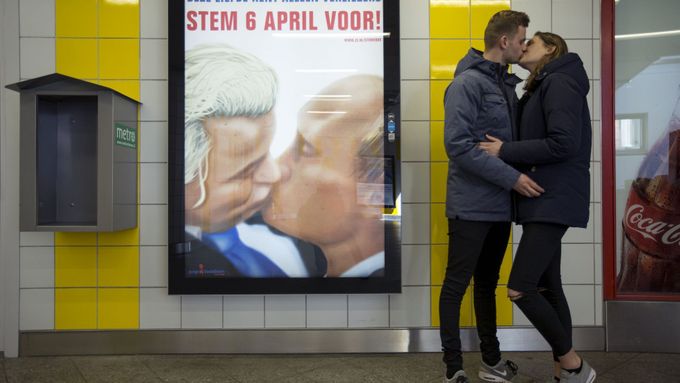 Billboard, znázorňující polibek Geerta Wilderse a Vladimira Putina v amsterodamském metru.