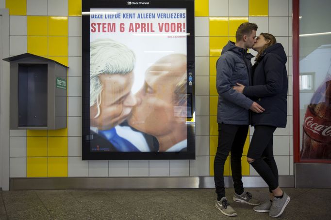 Billboard, znázorňující polibek Geerta Wilderse a Vladimira Putina v amsterodamském metru.