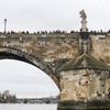Tříkrálová plavba otužilců pod Karlovým mostem