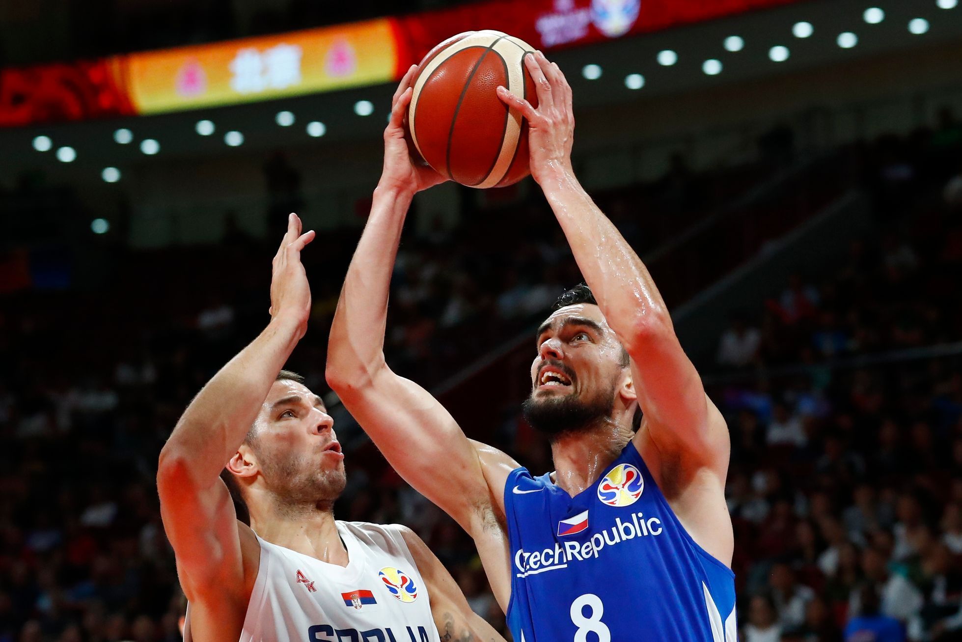 basketbal, MS 2019, Česko - Srbsko, Tomáš Satoranský a Stefan Jovič