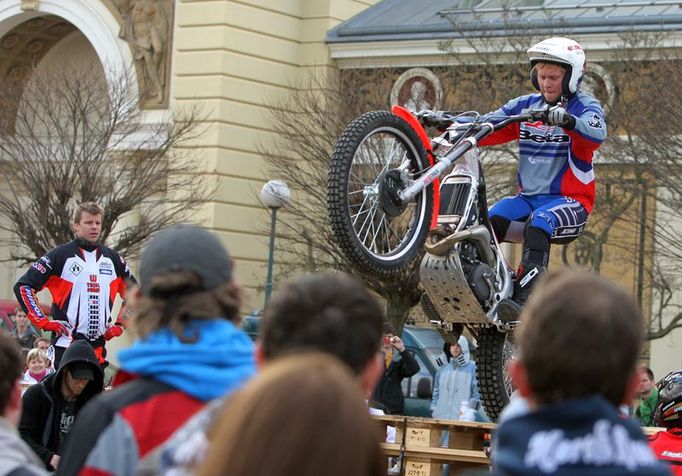 Nahlédnutí na doprovodný program: mistrovství republiky a volná soutěž juniorů v trialu na ploše před Průmyslovým palácem.