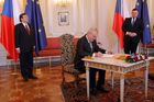 Zeman podepsal euroval a vztyčil s Barrosem vlajku EU