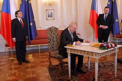 Zeman podepsal euroval a vztyčil s Barrosem vlajku EU