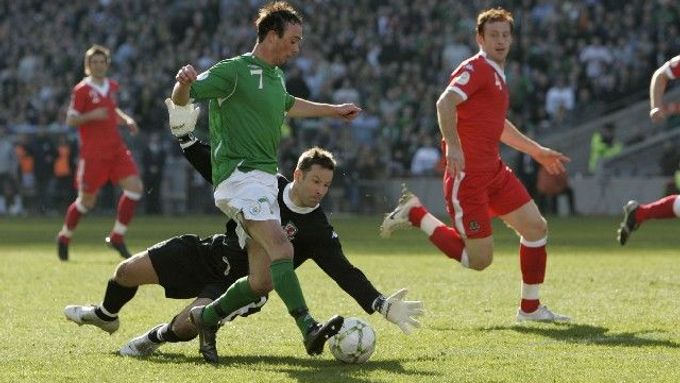 Irský fotbalista Stephen Ireland (v zeleném) obchází welšského gólmana Daniel Coynea v kvalifikačním zápase o Euro 2008.