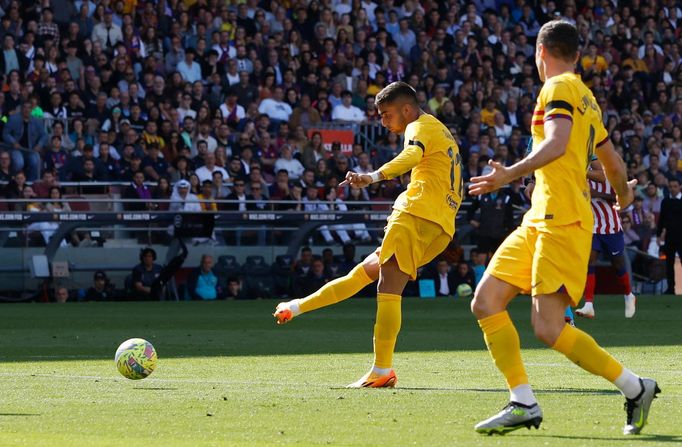 Ferran Torres střílí gól Barcelony do sítě Atlétika