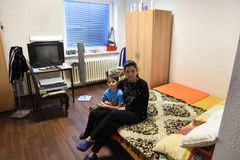 Místo drahých ubytoven sociální byty pro chudé. Návrh vládou prošel, kvóty ne