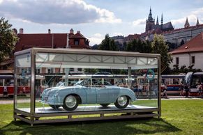První Porsche schované v kostce stojí v centru Prahy. Automobilka vystavuje unikát kolemjdoucím