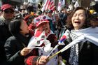 Foto: Pořád je to naše prezidentka, křičeli lidé v Jižní Koreji. Během protestů zemřeli dva lidé