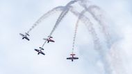 Před šedesáti lety formace začínala jako Chrudimská čtyřka, pak měnila své jméno i obsazení. Se znakem býka a nápisem The Flying Bulls Aerobatics Team létají čeští akrobati od přelomu tisíciletí.