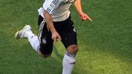 Německý útočník Lukas Podolski se raduje z první branky ve švédské síti.