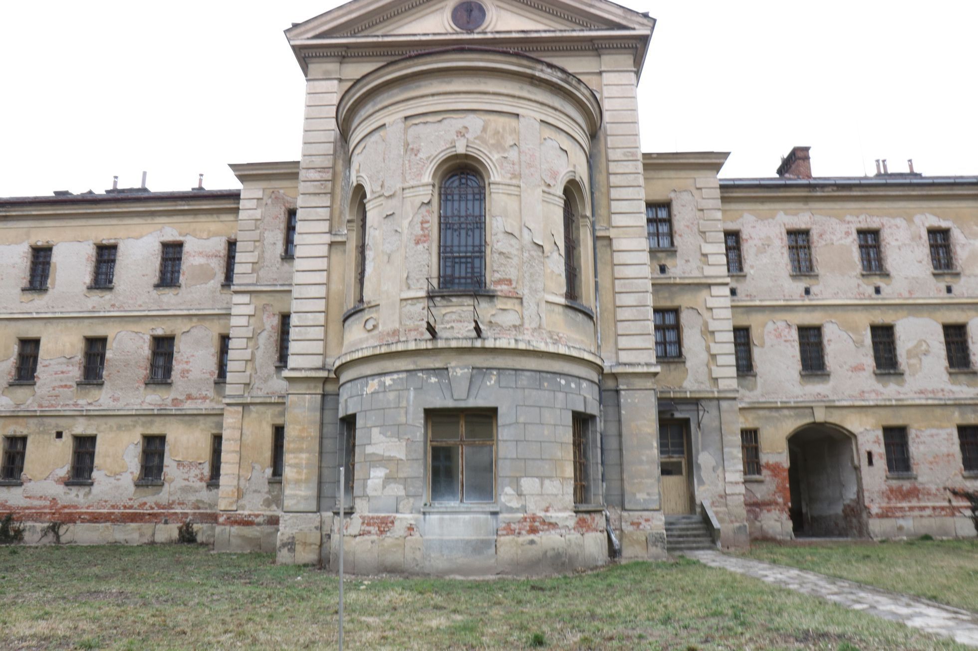 Takto vypadá jedna část rozsáhlého areálu bývalé věznice v Uherském Hradišti před rekonstrukcí.
