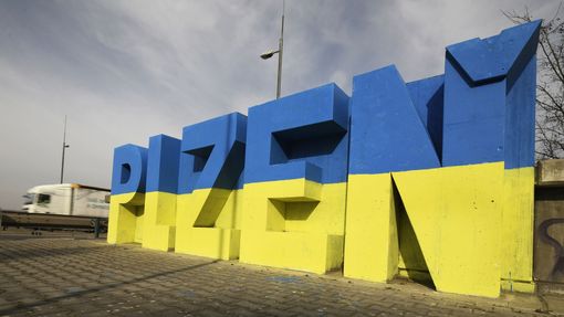 Na snímku z 2. března 2022 jsou obří betonová písmena v modrožluté barvě při hlavním vjezdu do města od Klatov.