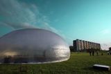 Bublina umělecké skupiny Raumlabor chce ukázat, že i ve veřejném prostoru lze vytvořit místo pro setkávání.Mezi paneláky na největším sídlišti v ČR působil oblý tvar jako zjevení.