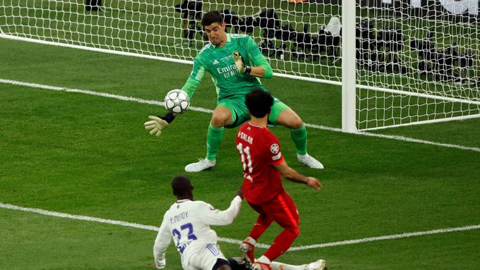 Brankář Realu Madrid Thibaut Courtois zasahuje ve finále Ligy mistrů proti Liverpoolu