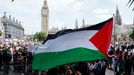 Londýnem vlály palestinské vlajky.