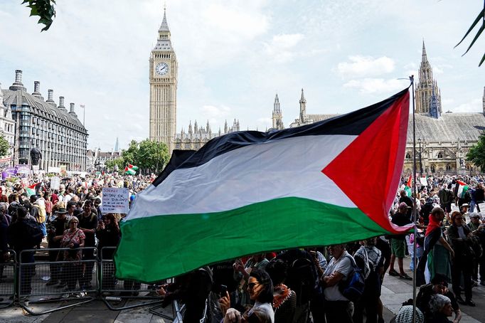 Londýnem vlály palestinské vlajky.